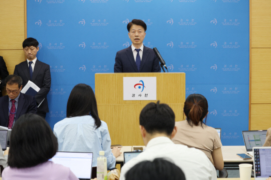 최달영 감사원 제1사무차장이 15일 서울 종로구 감사원 제3별관에서 '주요 국가통계 작성 및 활용실태' 수사요청 관련 발표를 하고 있다.<연합뉴스>